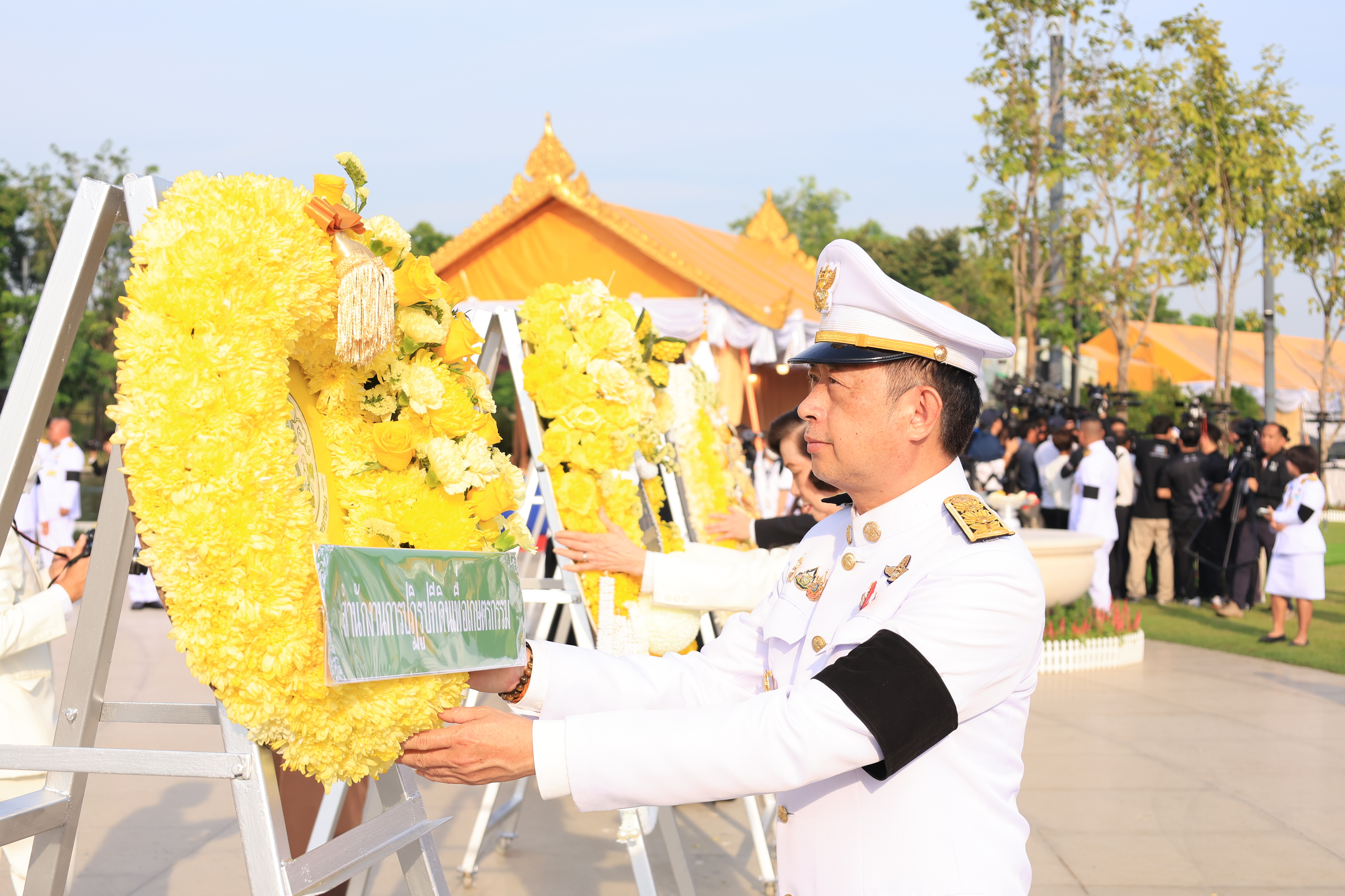 title - ส.ป.ก. ร่วมวางพวงมาลาถวายบังคมพระบรมราชานุสาวรีย์พระบาทสมเด็จพระบรมชนกาธิเบศร มหาภูมิพลอดุลยเดชมหาราช บรมนาถบพิตร เนื่องใน 